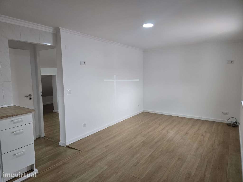 Moradia isolada T4 de arquitetura tradicional - Aroeira - Grande imagem: 5/24