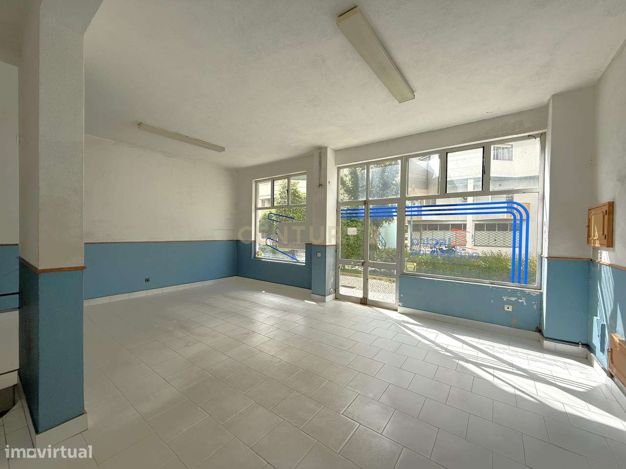 Loja com duas garagens em box - Grande imagem: 2/24