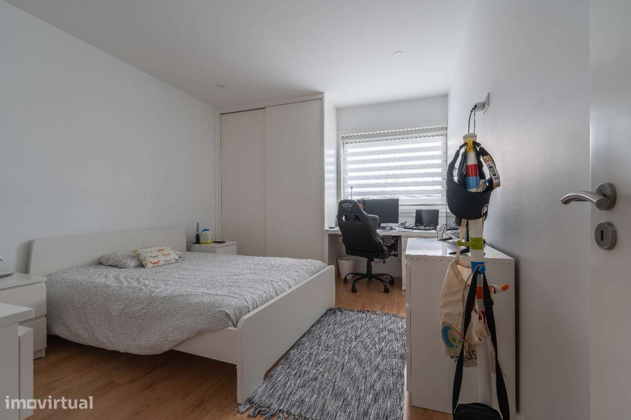 Moradia T4, em banda, de cave, rés-do-chão e andar, como nova!-11