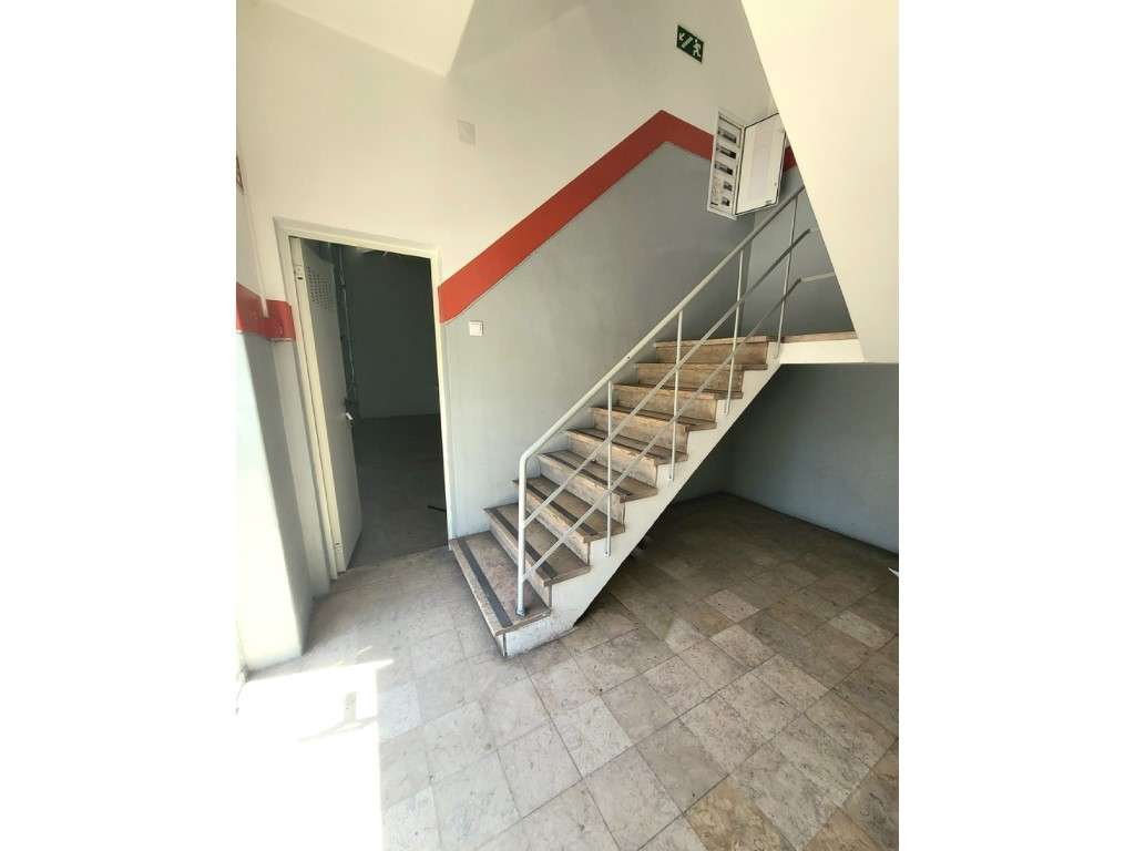 Armazém amplo junto ao metro do Senhor Roubado-11