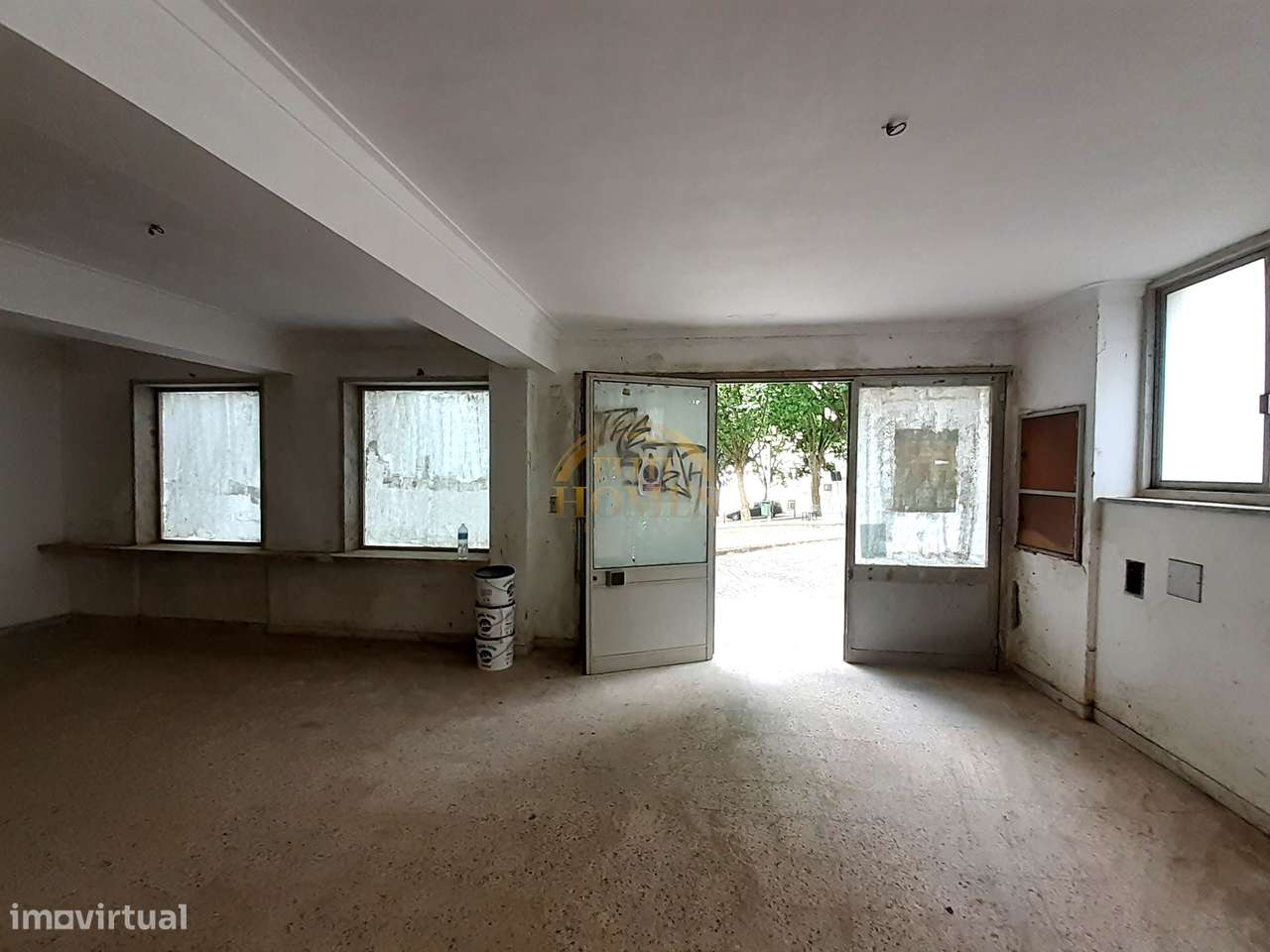 Loja Ampla  Localizada na Agualva - Cacém com 210 m2  Para Armazém,Ser - Grande imagem: 2/8