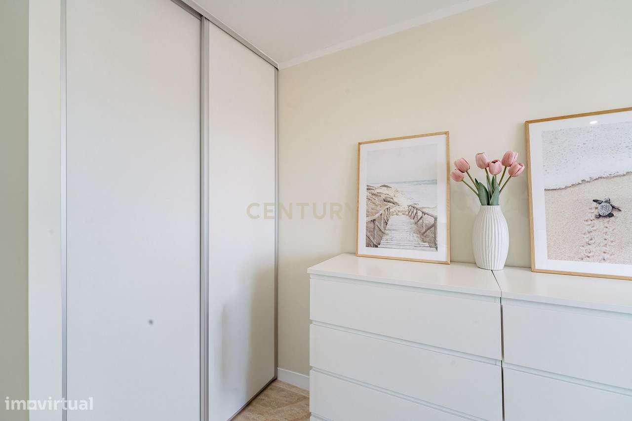 Apartamento T2 Remodelado na Torre da Marinha-16