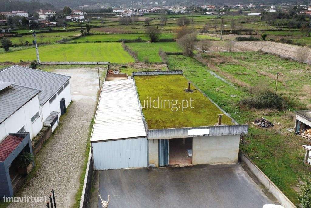 Venda de Armazém excelente localização em Oliveira - Barcelos !-0