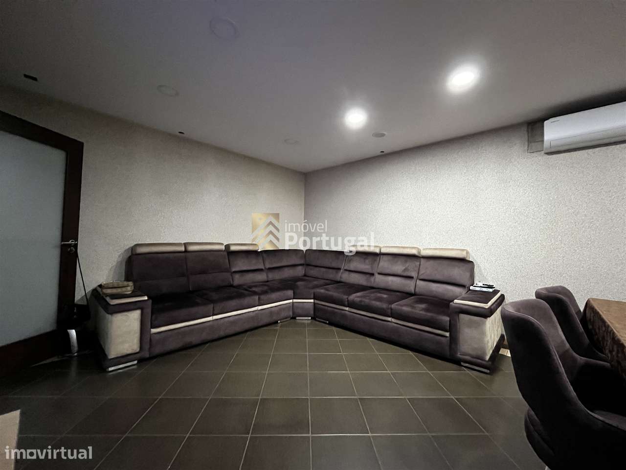 Amplo Ap. T4 Equipado, Prédio com Garagem Box e 2 Elevadores-7