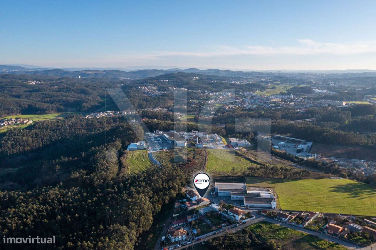 Moradia T4 com pátio, jardim e garagem em Covelas - Trofa-56