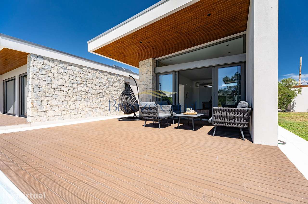 Moradia T4 Contemporânea com Piscina e Vista Desafogada-12