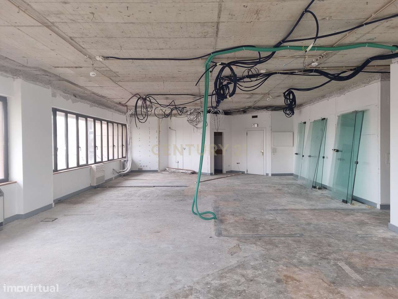 Escritório com Luz, escala e centralidade no 10.º andar de um edifício-11