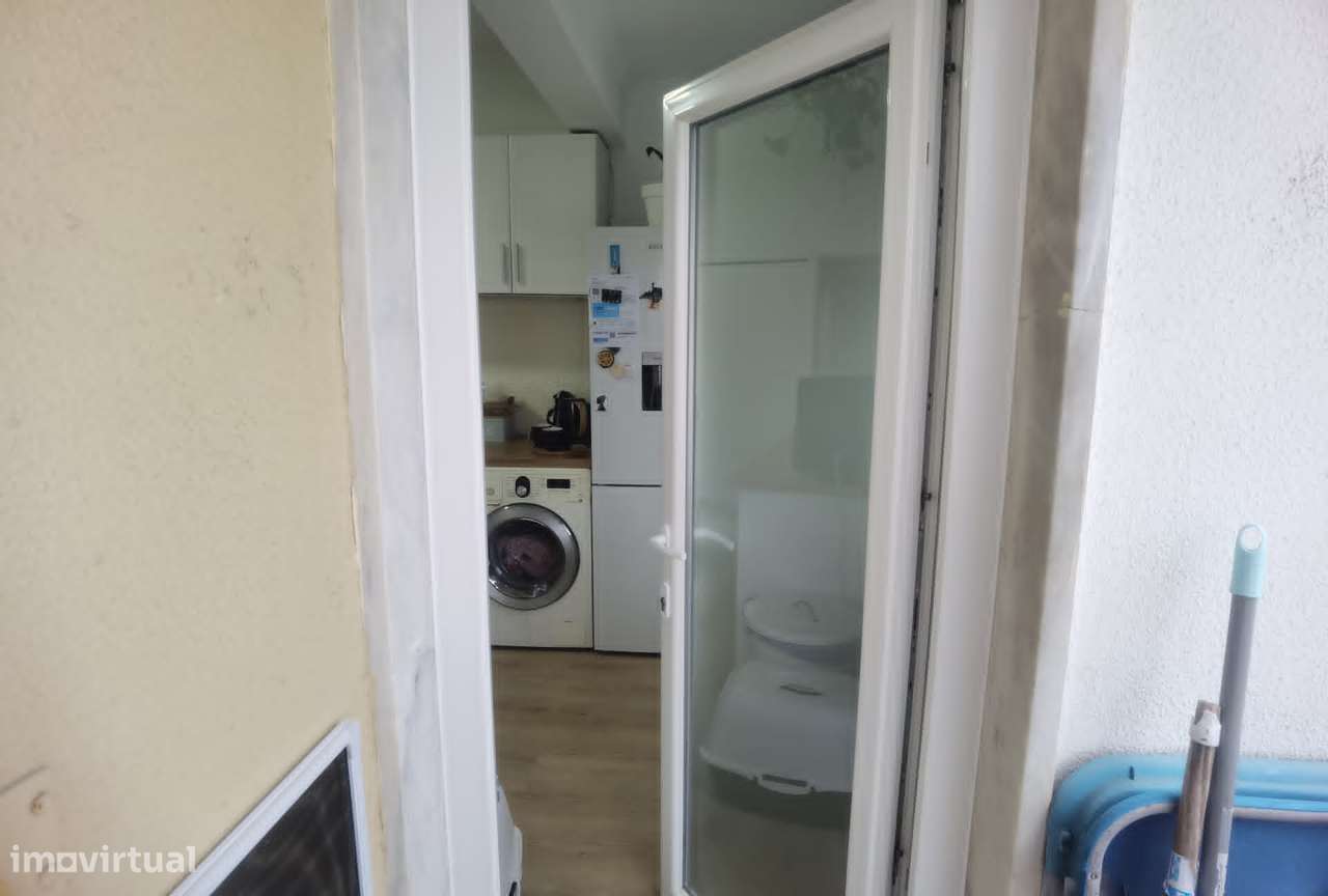 Apartamento T2 Renovado Almada-3