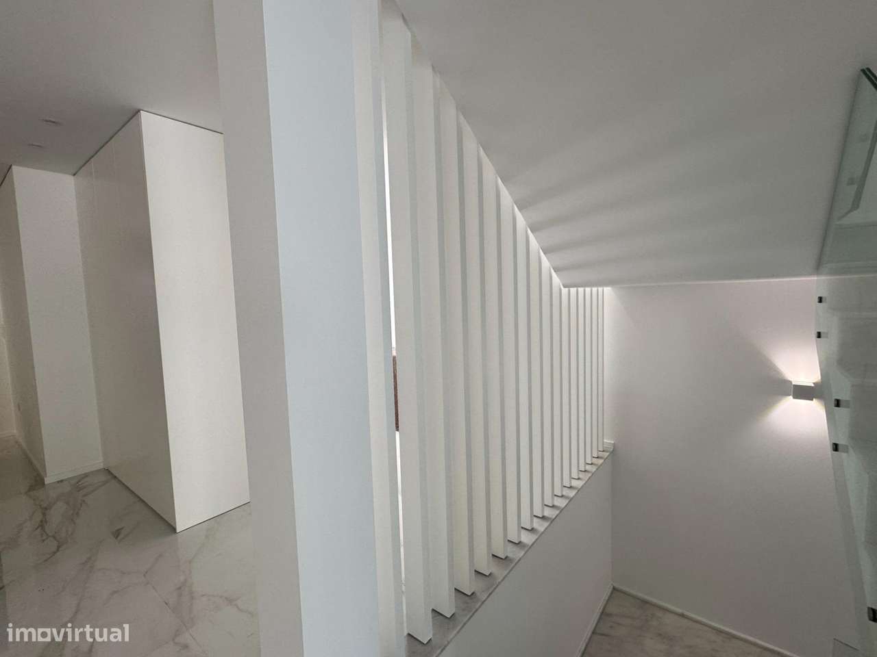 Moradia de Gaveto com dois pisos e garagem lateral-22