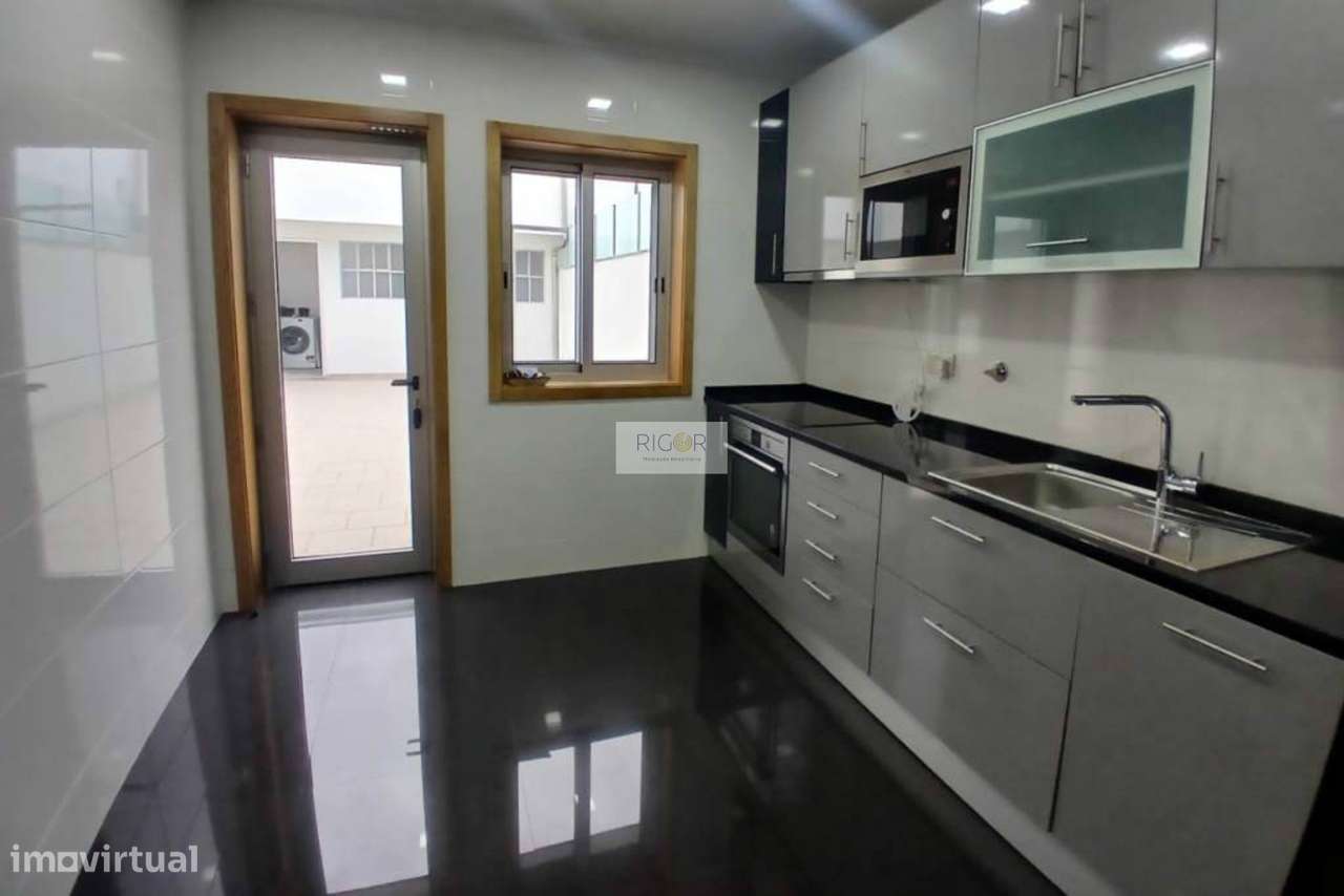 Moradia T4 de 3 frentes remodelada no centro da cidade - Grande imagem: 5/27