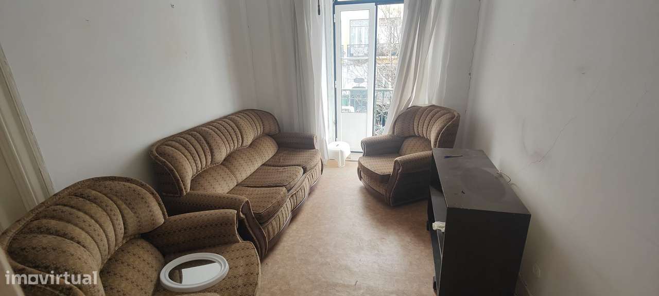 Apartamento T3 com varanda em Avenidas Novas, para remodelação total.-33