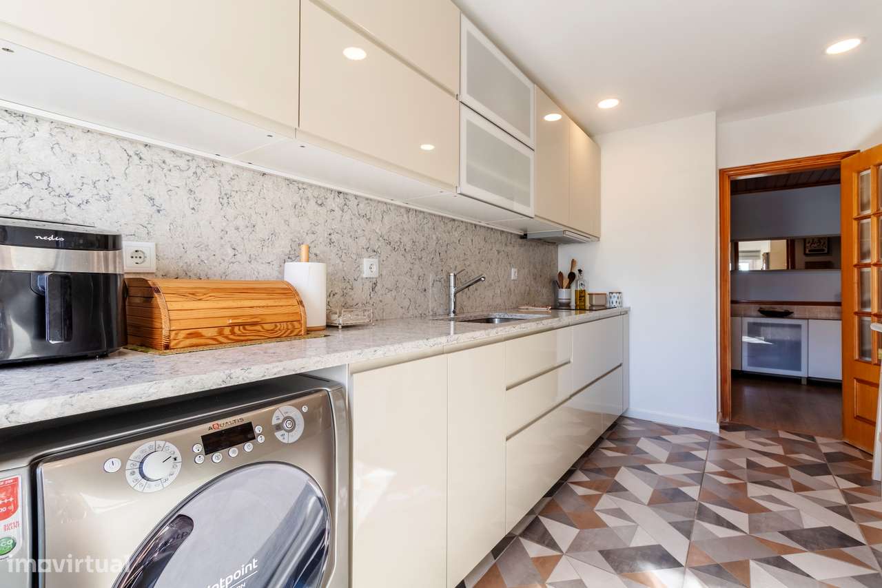 Apartamento T3 convertido em T2 c/ 2 Salas, Semi Remodelado em São Mar-19
