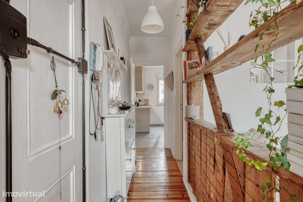 Apartamento T2 Renovado no Último Andar em Alcântara-8