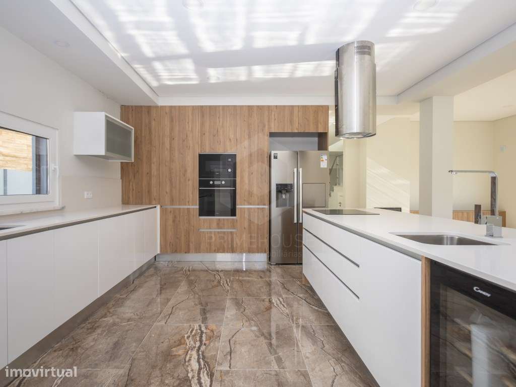 Moradia isolada T5 acabamentos Premium/ piscina e garagem-33