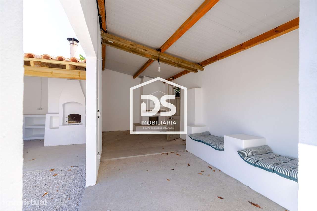 Moradia T4 + T1 com amplo terreno e espaços de lazer em Juncal, Porto-46