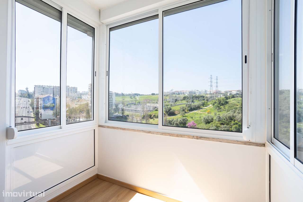 Moderno T2 Remodelado com Vista Desafogada na Calçada de Carriche - Grande imagem: 3/31