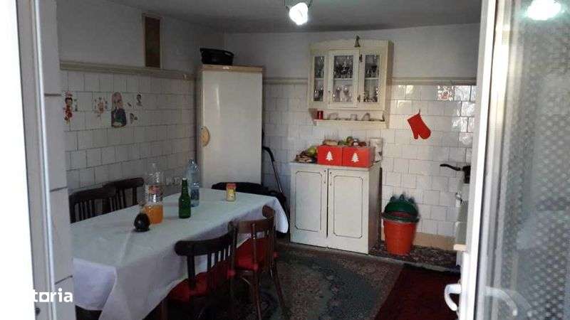 Casa  decomandata cu gradina - Imagine principală: 4/8