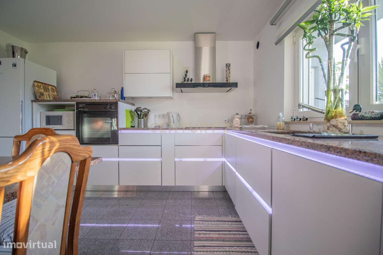 Moradia com piscina, terreno e anexos em Vieira de Leiria e a 2km da p-19