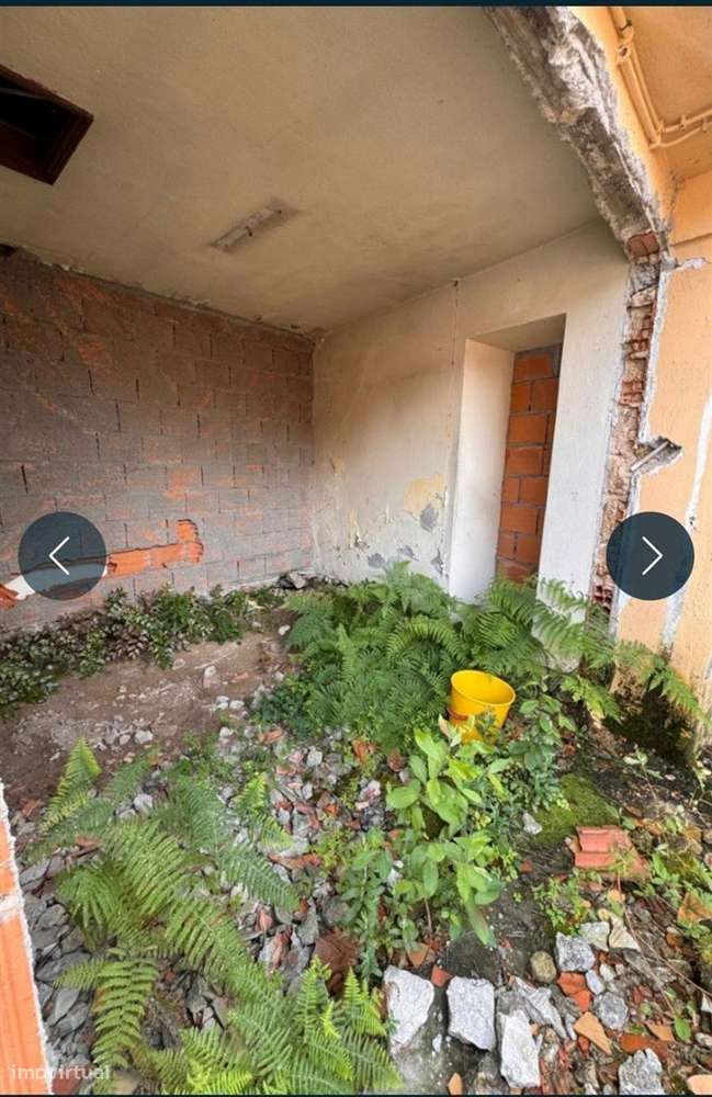 Prédio com 3 Habitações, Garagem e Terreno em Grijó-5