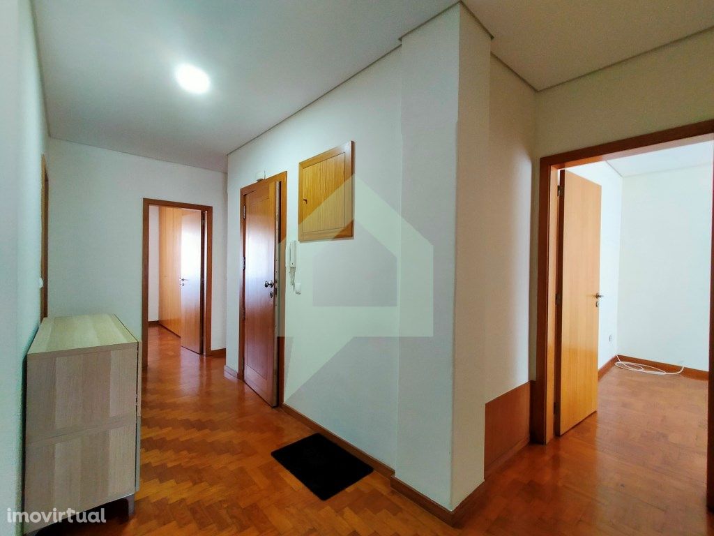 Apartamento com 3 quartos, junto à Av...