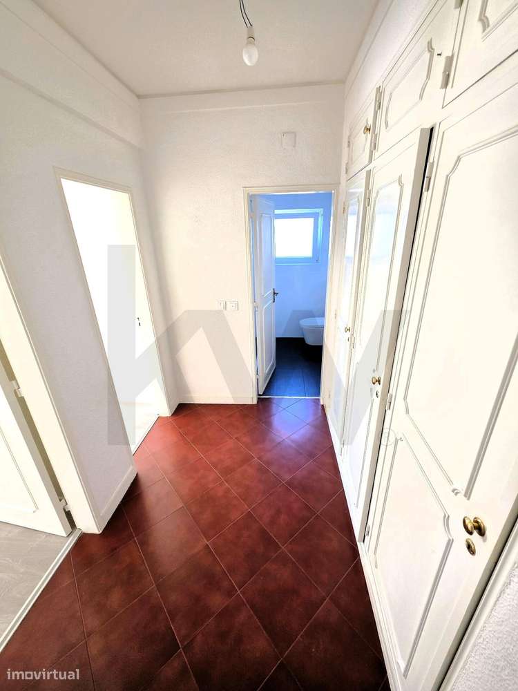 Estoril – Alapraia | Apartamento T2 Luminoso com Garagem Próximo da Pr-10