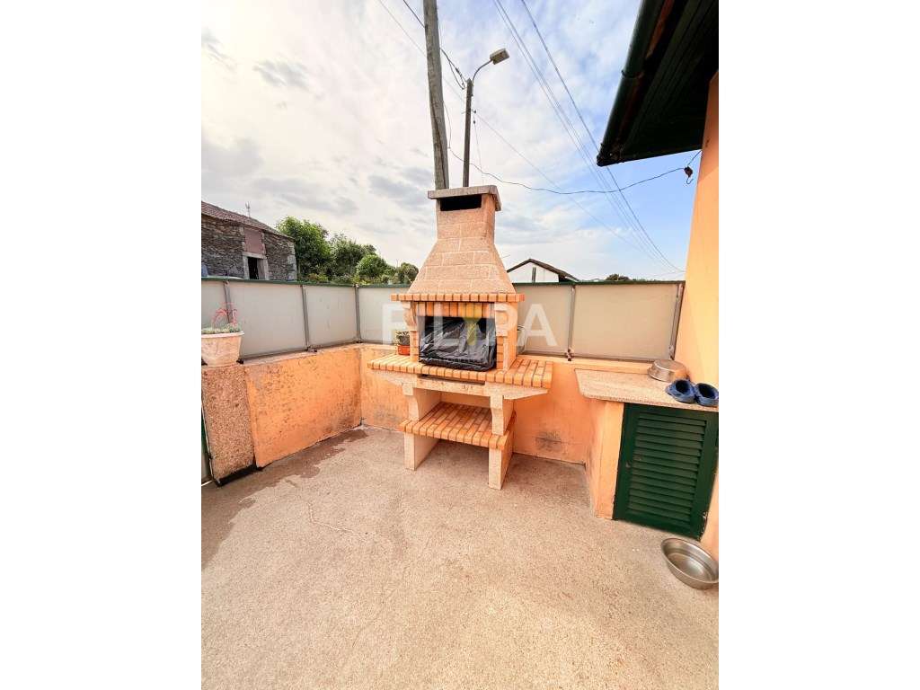 Moradia com 4 frentes no centro de Recarei - espaço, luz e excelent...-4