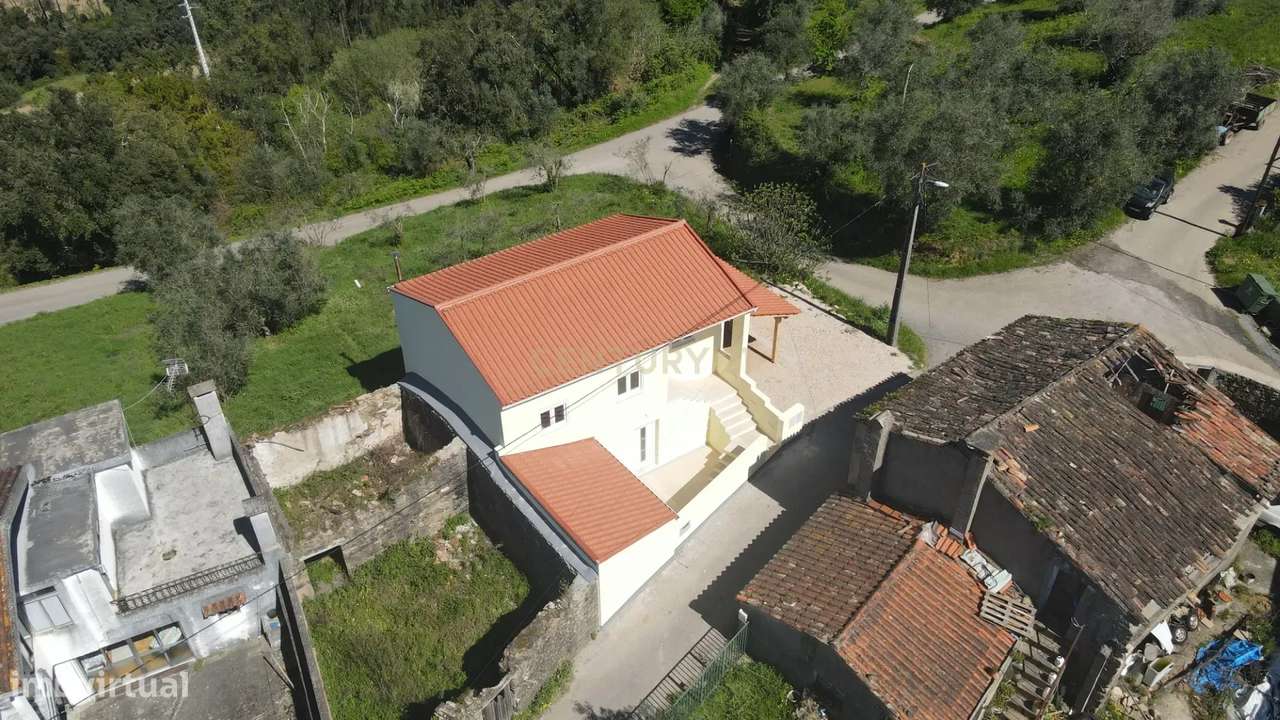 Moradia T3 de dois pisos com terreno totalmente renovada a cinco minut-56