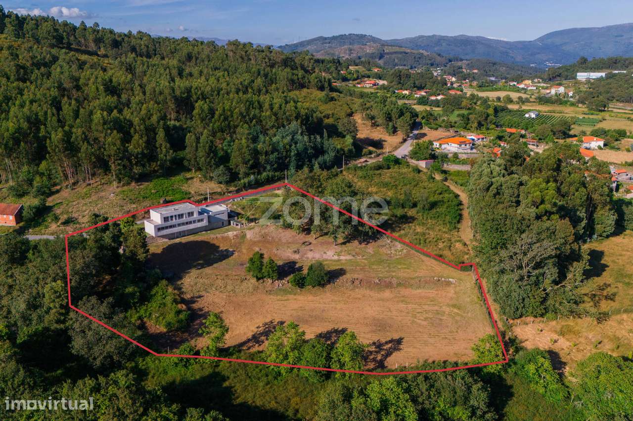 Moradia individual de arquitetura moderna, inserida em lote de 7.500 m - Grande imagem: 5/60