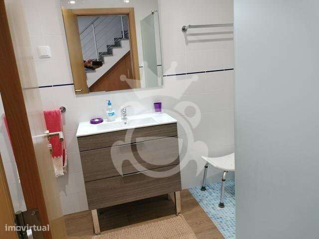 Moradia T4 Totalmente Renovada-14