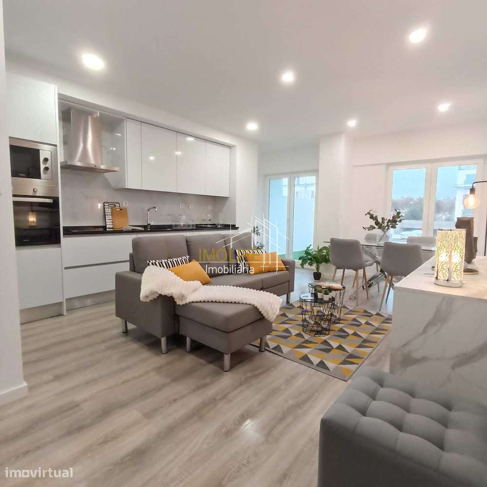 Simpático apartamento T3 com Varanda em Benfica.-9