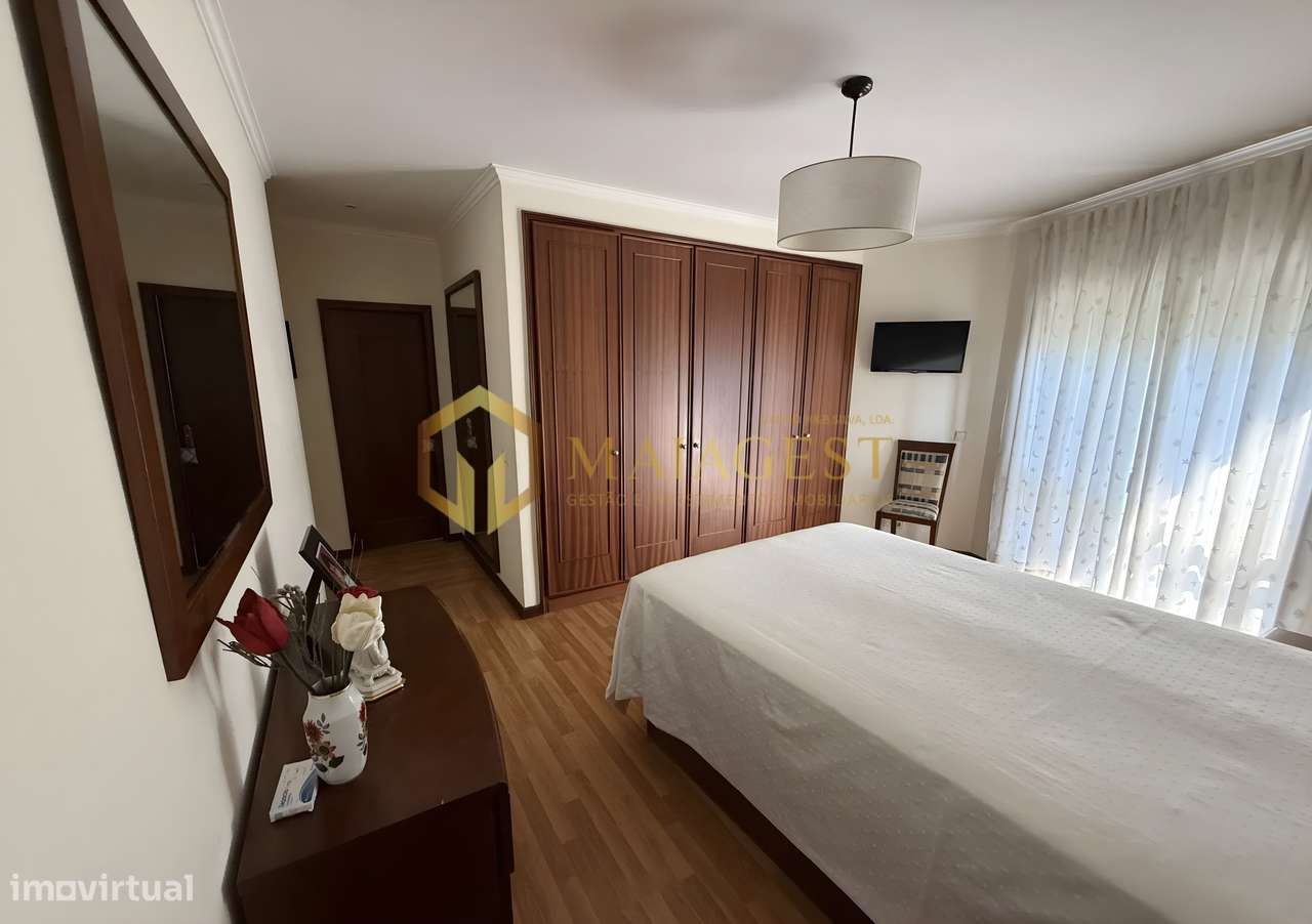 Apartamento T2 Renovado na Madalena com Garagem e Arrumos-28