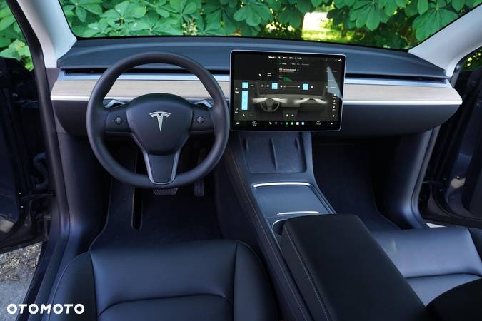 Tesla Y Long Range AWD - 29