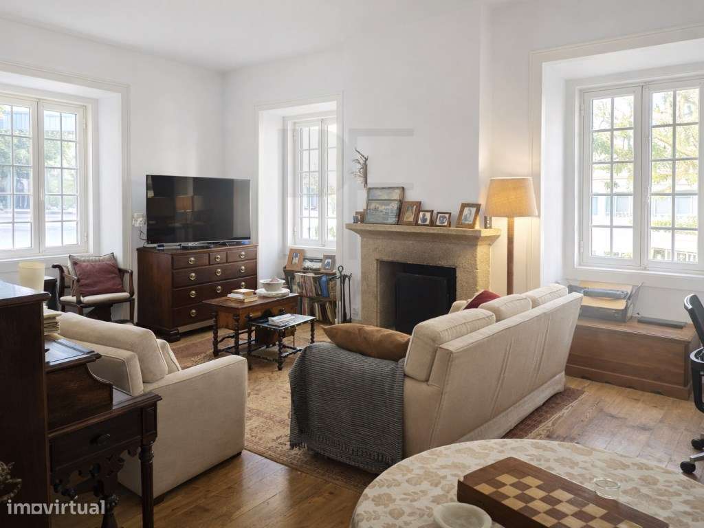 Moradia para recuperar com enorme potencial no Monte Estoril-6