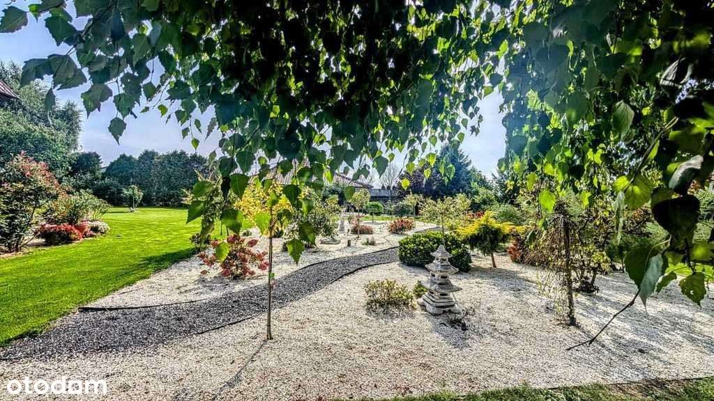 Atrakcyjny dom z piękną działką w Nowogrodźcu-16