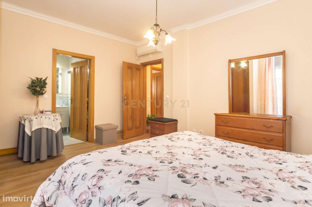 Moradia T4 Independente com garagem e jardim em Setúbal-21