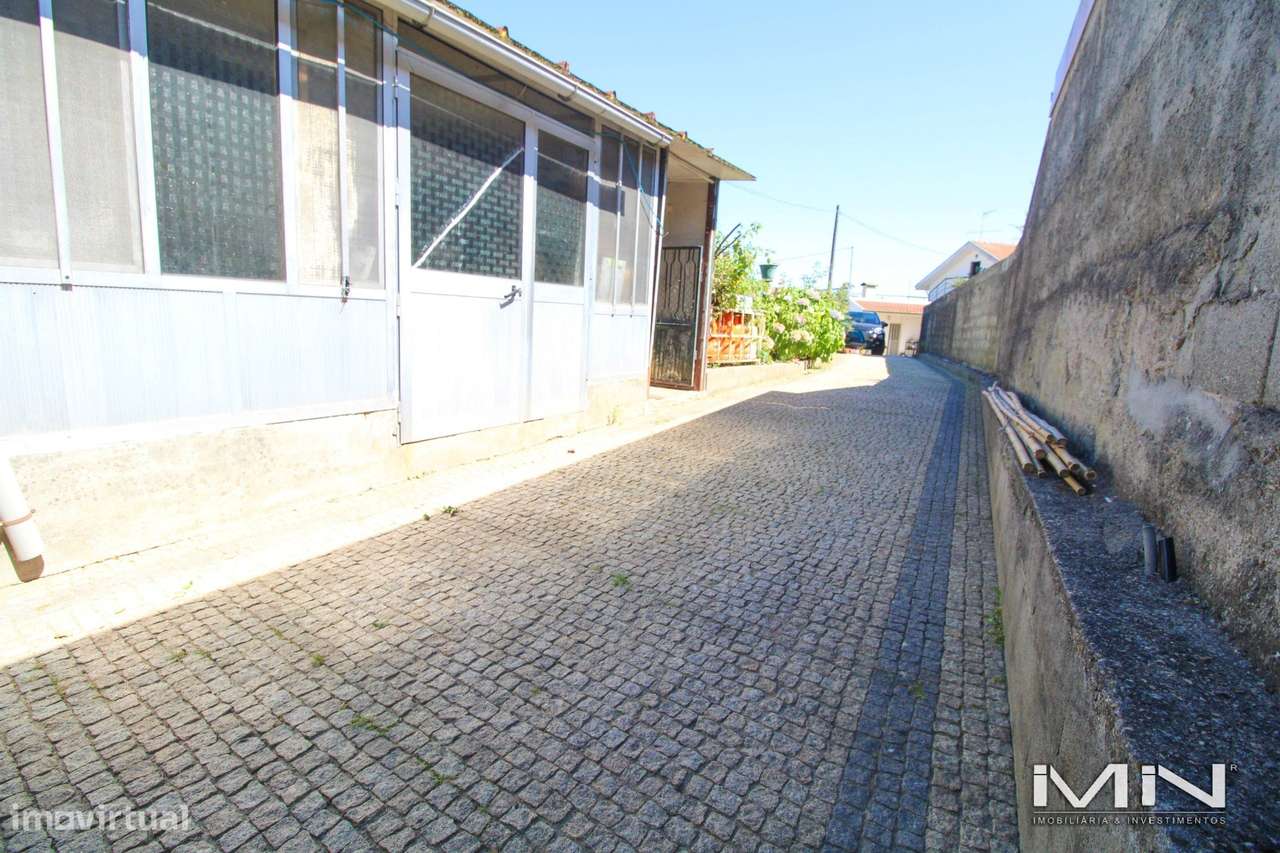 Mini Quinta com Construção Robusta, Poço, Adega e Viabilidade para Seg-39