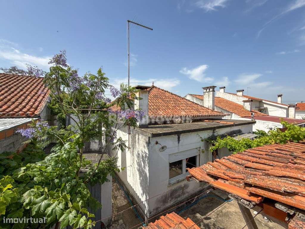 Moradia T3 com espaço exterior no centro de Vila Nova da Barquinha-47