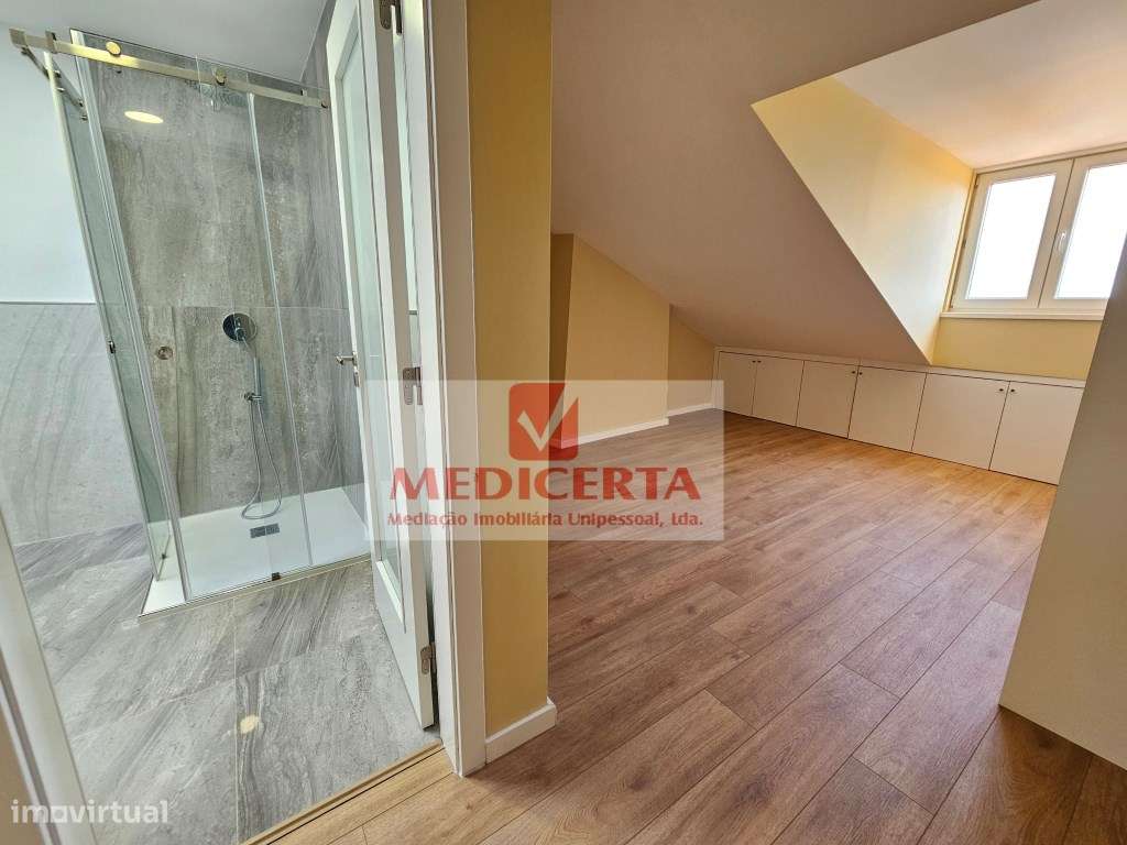 Massamá - Centro T3 Duplex(140m2) Totalmente remodelado-17