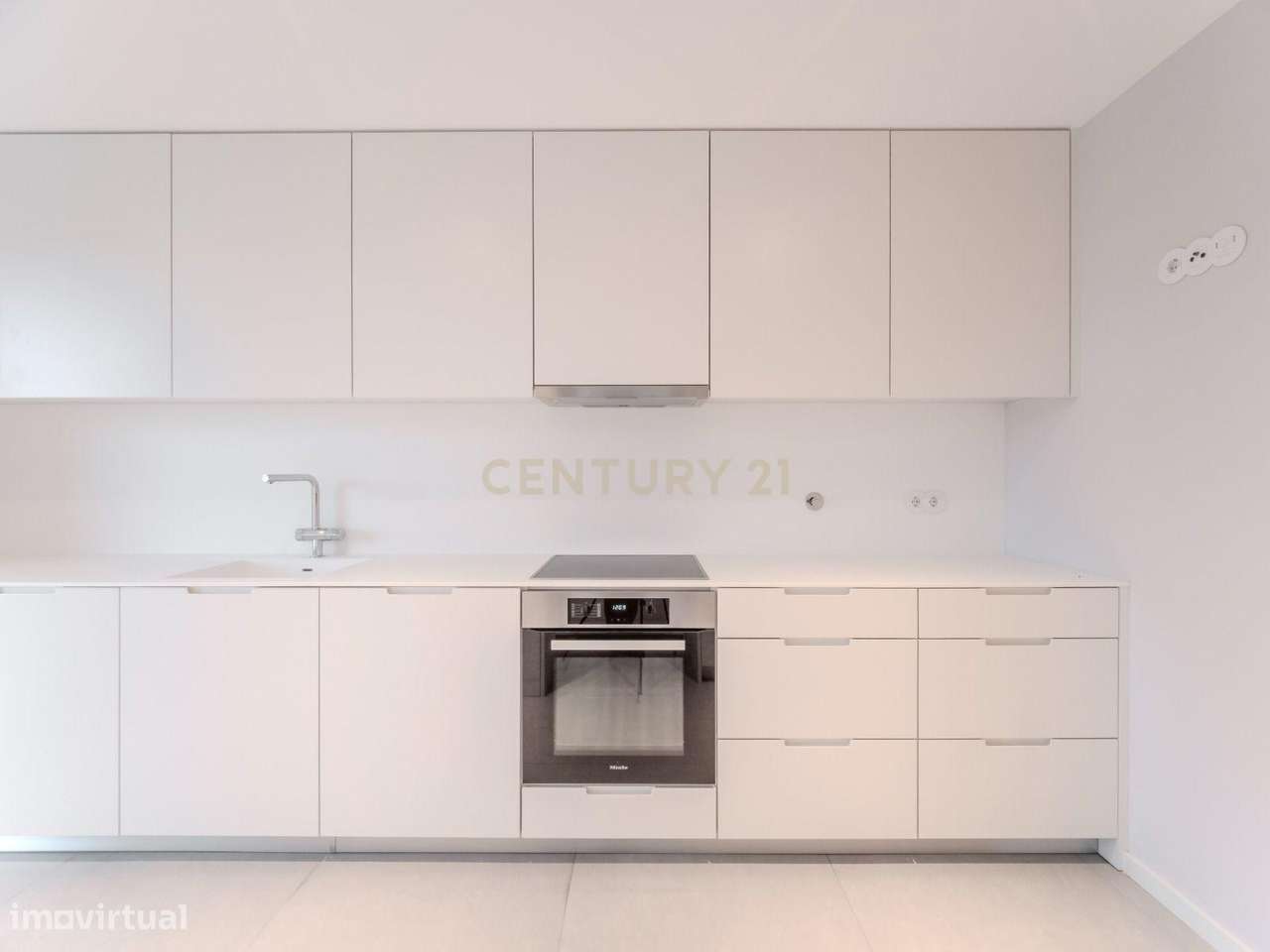 Apartamento T3 de Luxo em Condomínio Privado com Piscina, Padel e Giná-10