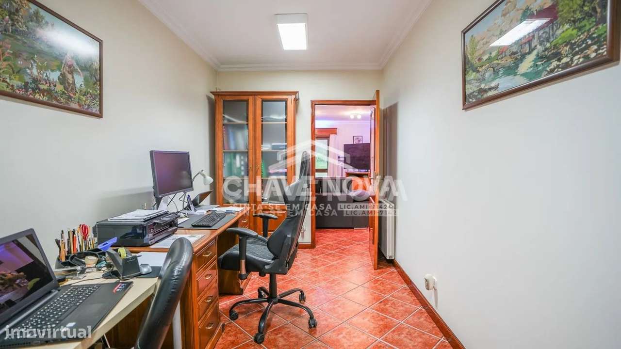 MORADIA V4 C/ PISCINA E TERRENO C/ ÁRVORES DE FRUTO-23