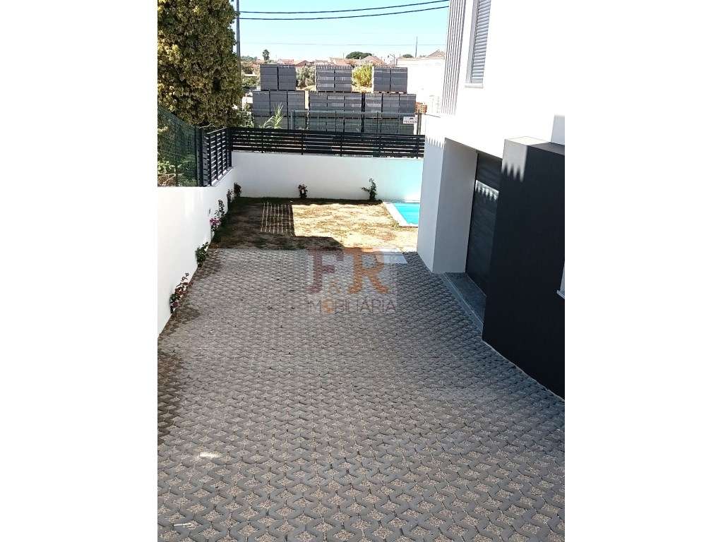 Moradia Pronta T4 com Garagem ,Ginásio e Piscina Sobreda - Grande imagem: 5/16