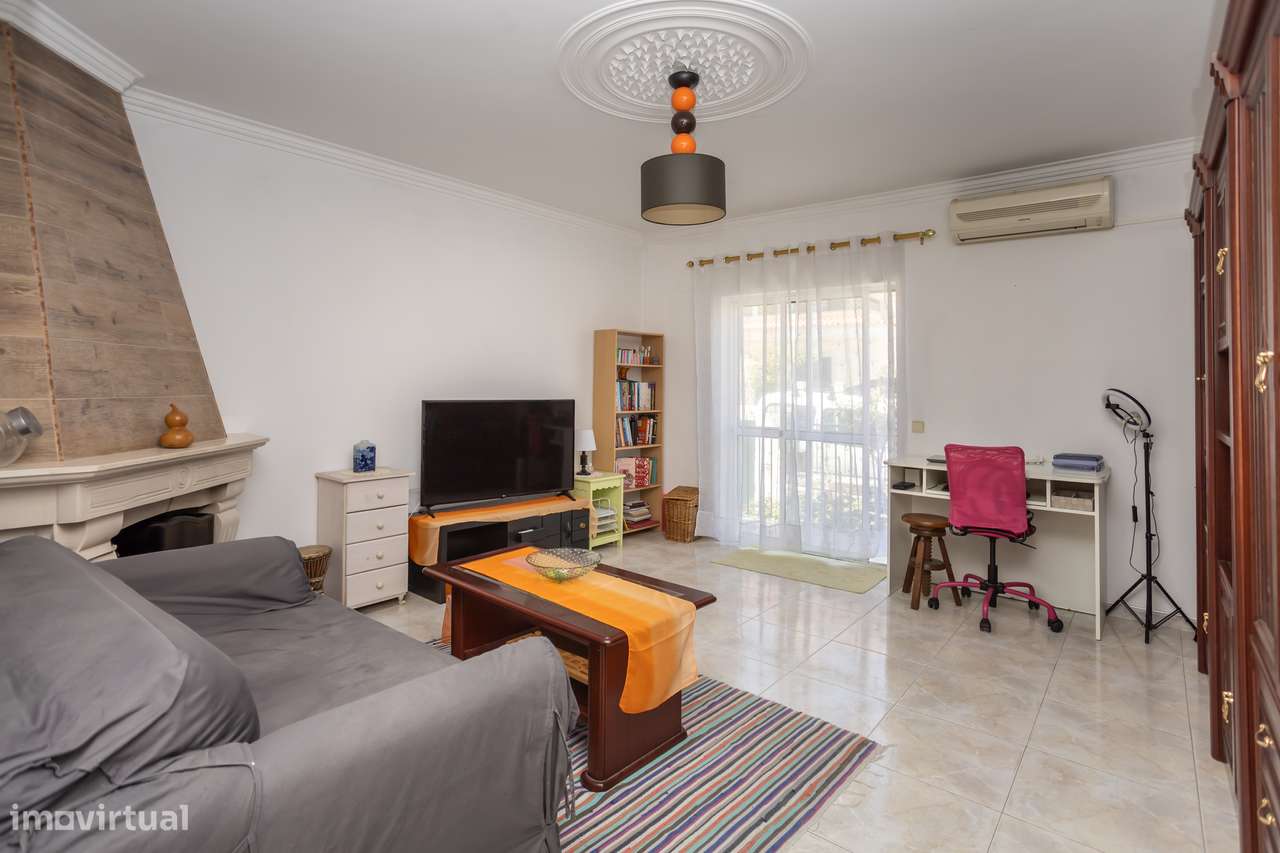 Moradia Geminada com Jardim, Cave e Garagem.-17