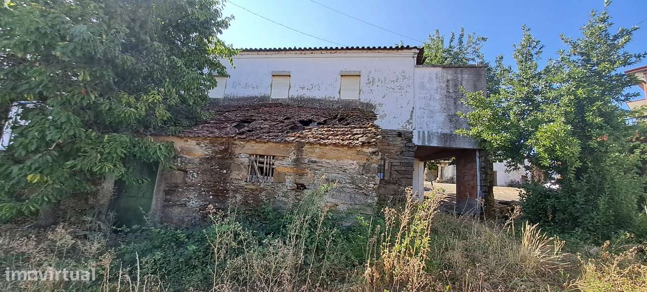 Moradia para restaurar com terreno em S. Martinho de Angueira-9