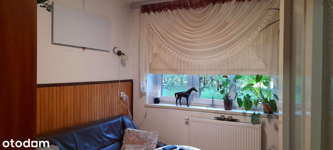 Dzięgielów - dom piętrowy z zabudowaniami gospodarczymi.-11