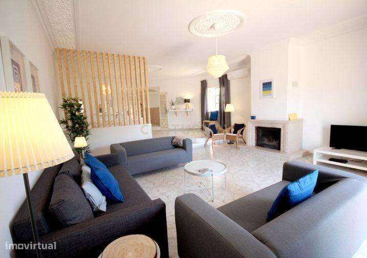 Apresentamos esta excelente moradia de três andares, situada numa das - Grande imagem: 4/22