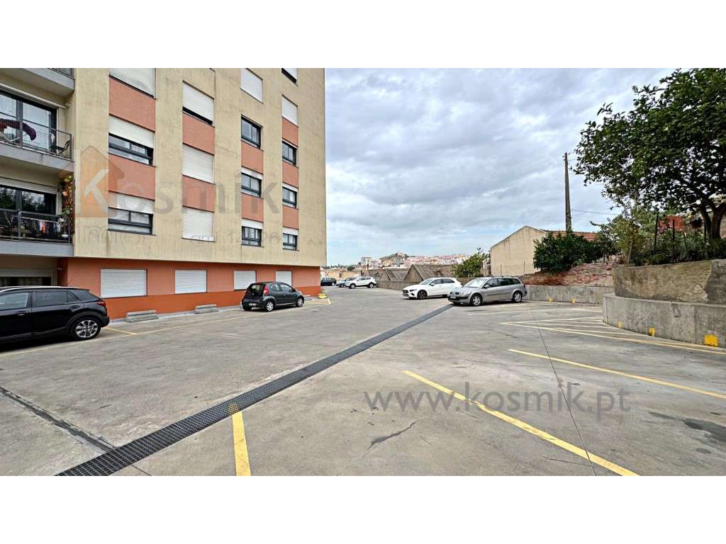 T2 Condomínio fechado . 2xGaragem - Varanda - Vistas - Cozinha equi...-37