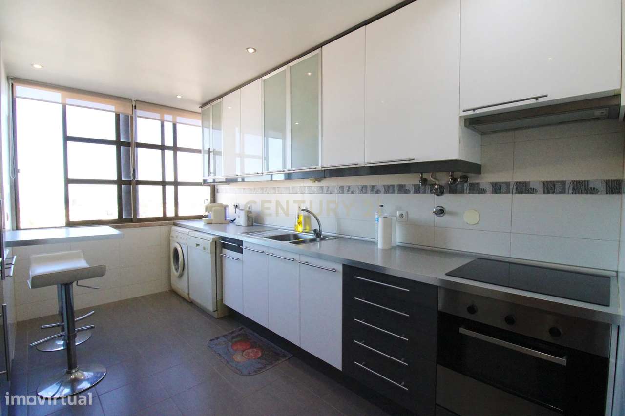 Apartamento T3 com Vista Panorâmica em Almada-7