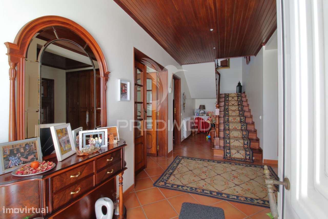 Moradia T3 r/chão e 1º andar com garagem e jardim em Esgueira, Aveiro - Grande imagem: 3/34