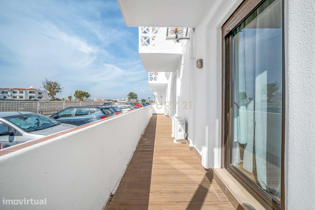 Apartamento T2 com terraços e piscina a 100 metros da praia da Oura –-20