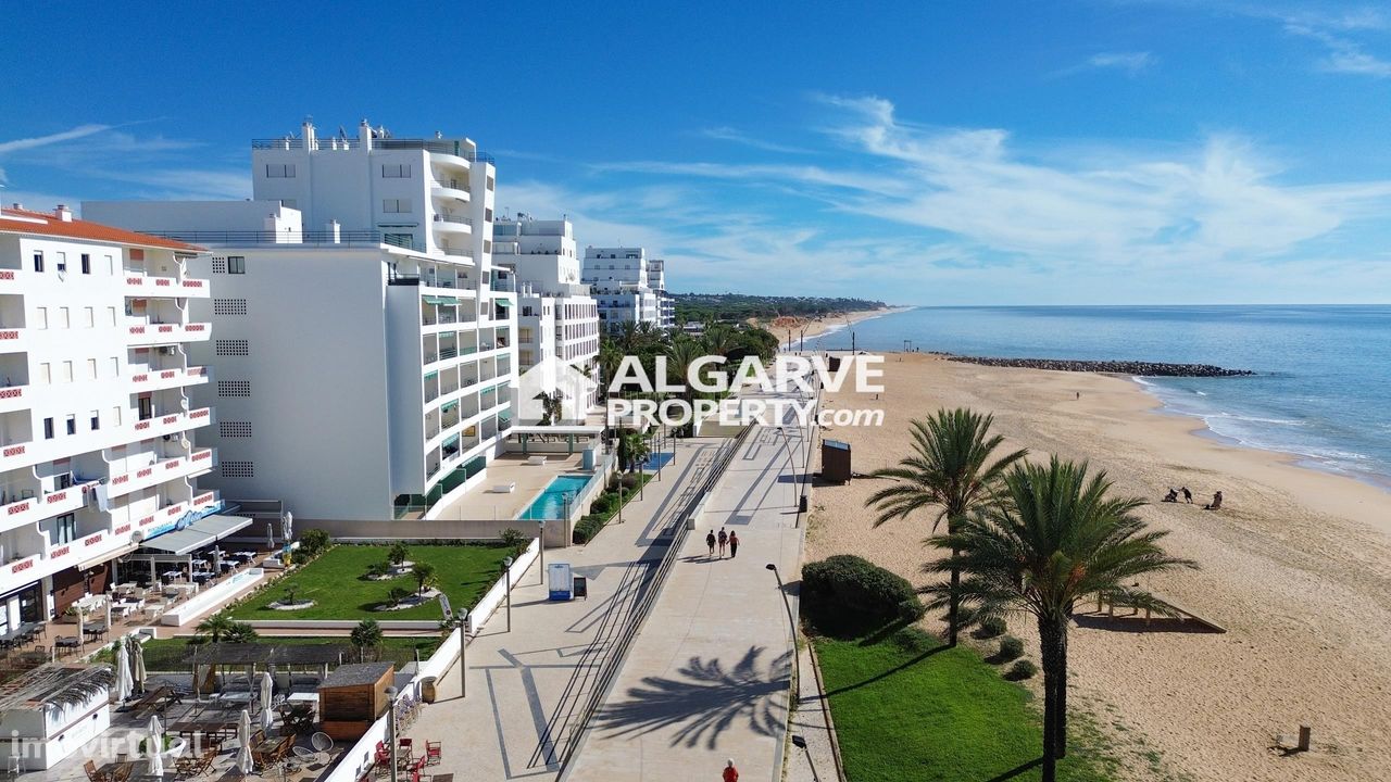 Apartamento com 2 quartos renovado  à beira-mar em Quarteira, Algarve